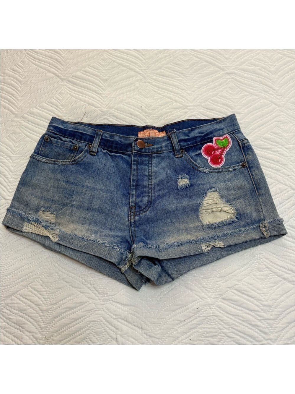 Free Hearts Women’s Blue Distressed Denim Shorts. Size 7